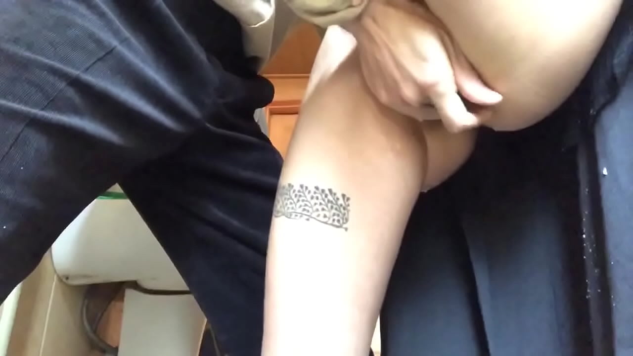 Мектептегі ванна бөлмесінде сквирт, нағыз көбікті оргазм – мұғалімім барын салды