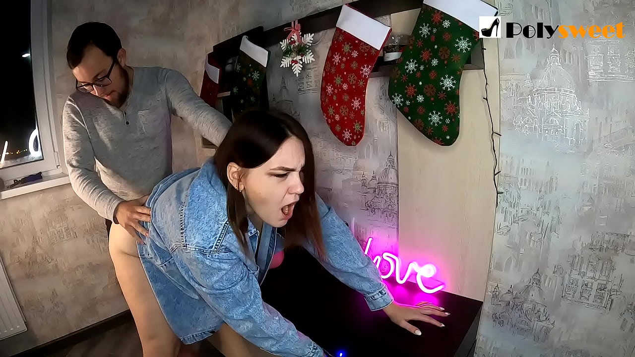 Жігіт құйрығы бар әдемі қызды аузымен және мүшесімен рахаттанды